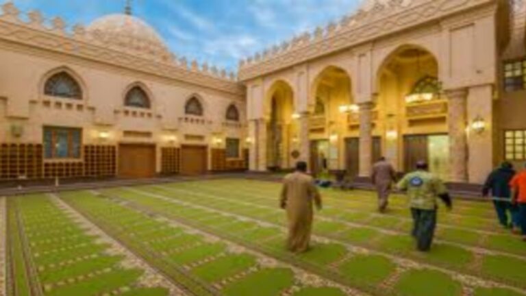 المشي إلى المساجد.. سنة تمحو الذنوب وترفع الدرجات