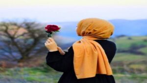 تعزيز الثقة بالنفس.. لمعالجة مشكلة مبالغة المراهقات في الاهتمام بمظهرهن