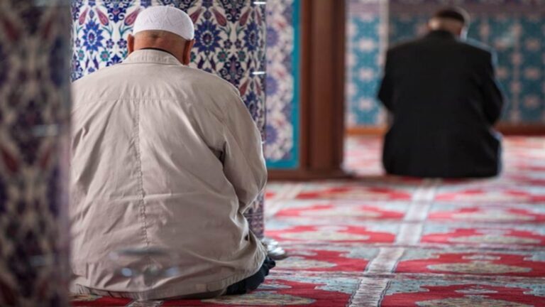 البدء بالمسجد عند القدوم من السفر.. تعبير عن التعلق بالعبادة