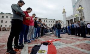 الصلاة بالحذاء في الساحات والشوارع هدي نبوي متروك