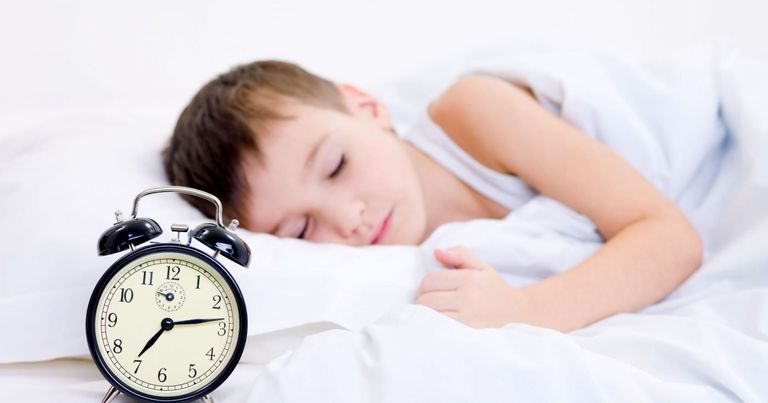 النوم المبكر.. فوائد صحية للطفل والأم