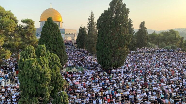 آلاف الفلسطينيين