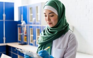 المرأة العاملة بين النجاح المهني والاستقرار الأسري