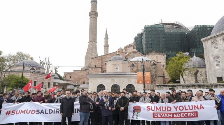مظاهرات تركية تندد بالهجوم على أسطول الصمود العالمي